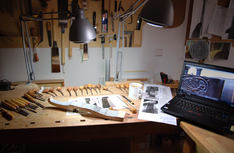 Anfertigung der Halsverzierung einer Schwanenhalsbarocklaute nach Originalbildern, aufgenommen im Museum-Making the neck decoration of a swan neck baroque lute after original picktures, taken in the museum